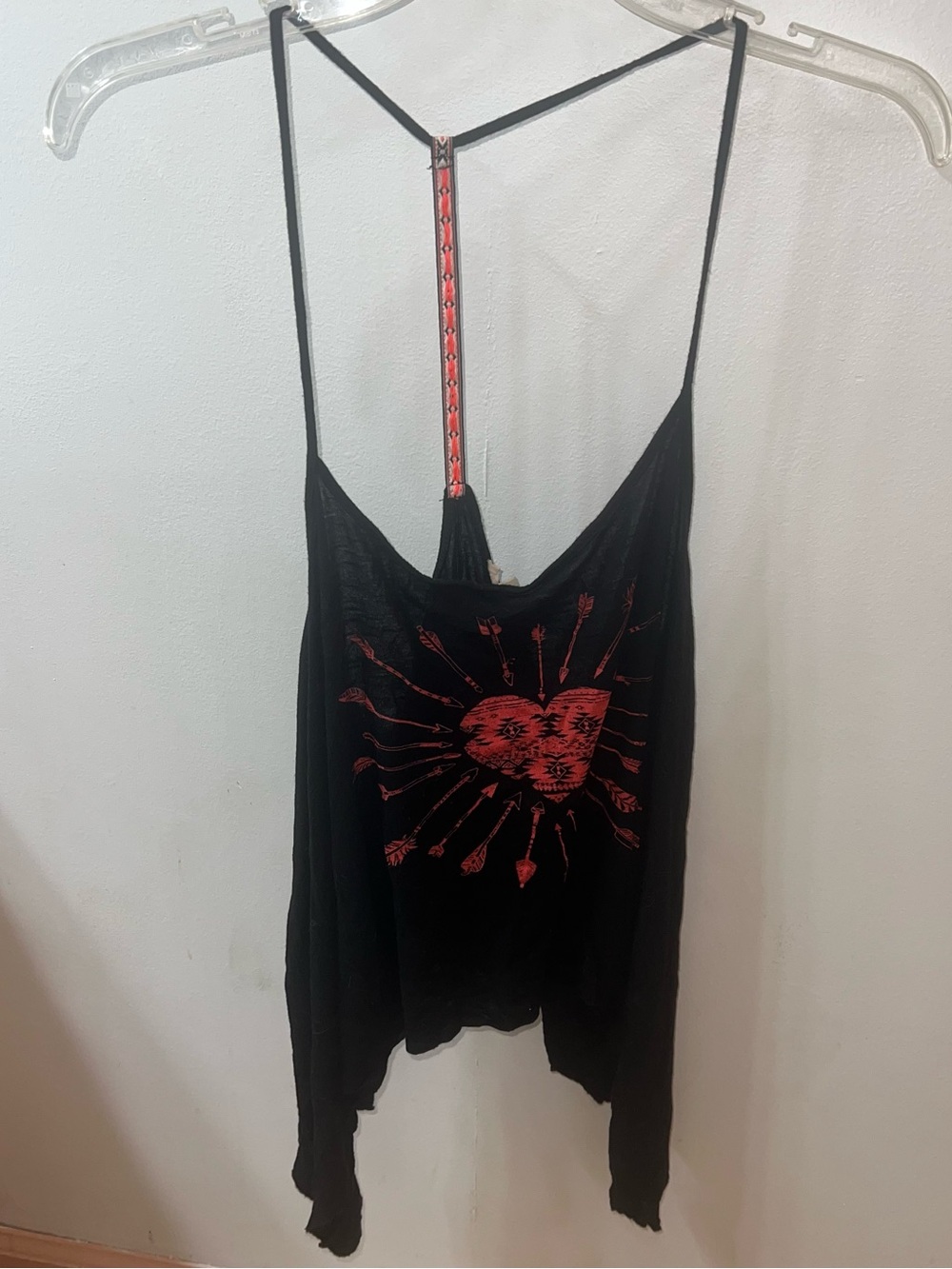 En Creme Black Camisole with Red Heart-and-Arrows Graphic